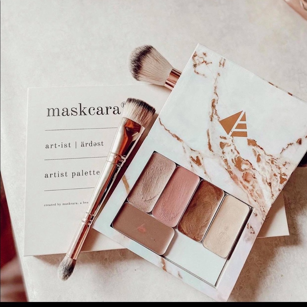 Many colours, compacts & brushes to choose from